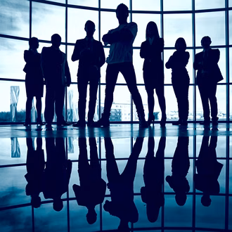 silhouette-von-zuversichtlich-geschaftsleute